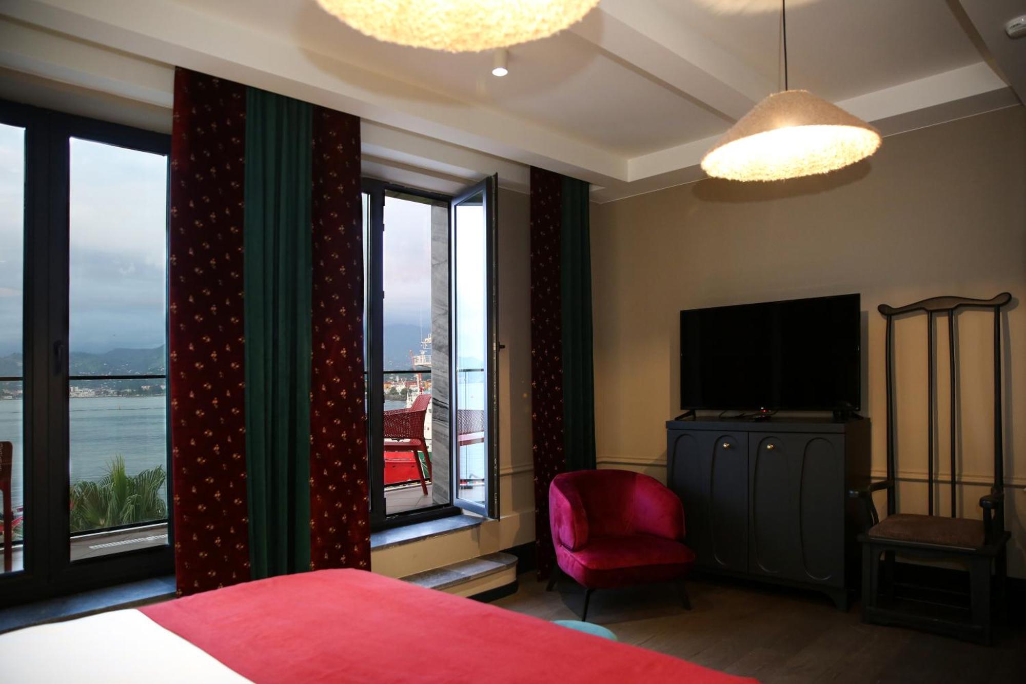 Hotel Retro バトゥーミ エクステリア 写真