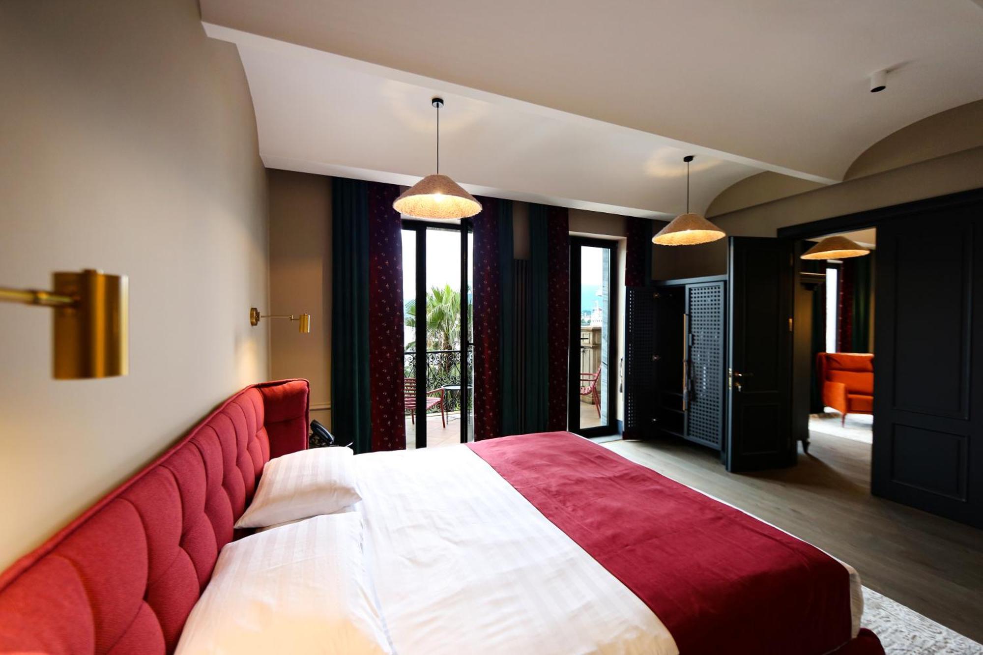 Hotel Retro バトゥーミ エクステリア 写真