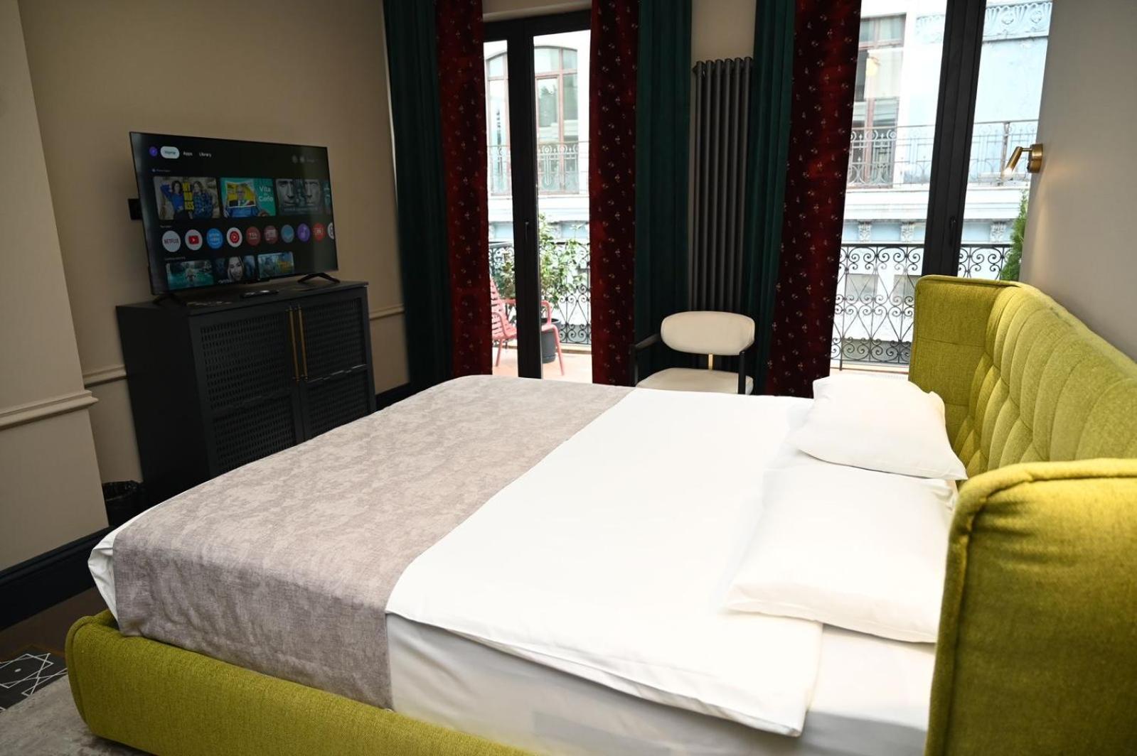 Hotel Retro バトゥーミ エクステリア 写真