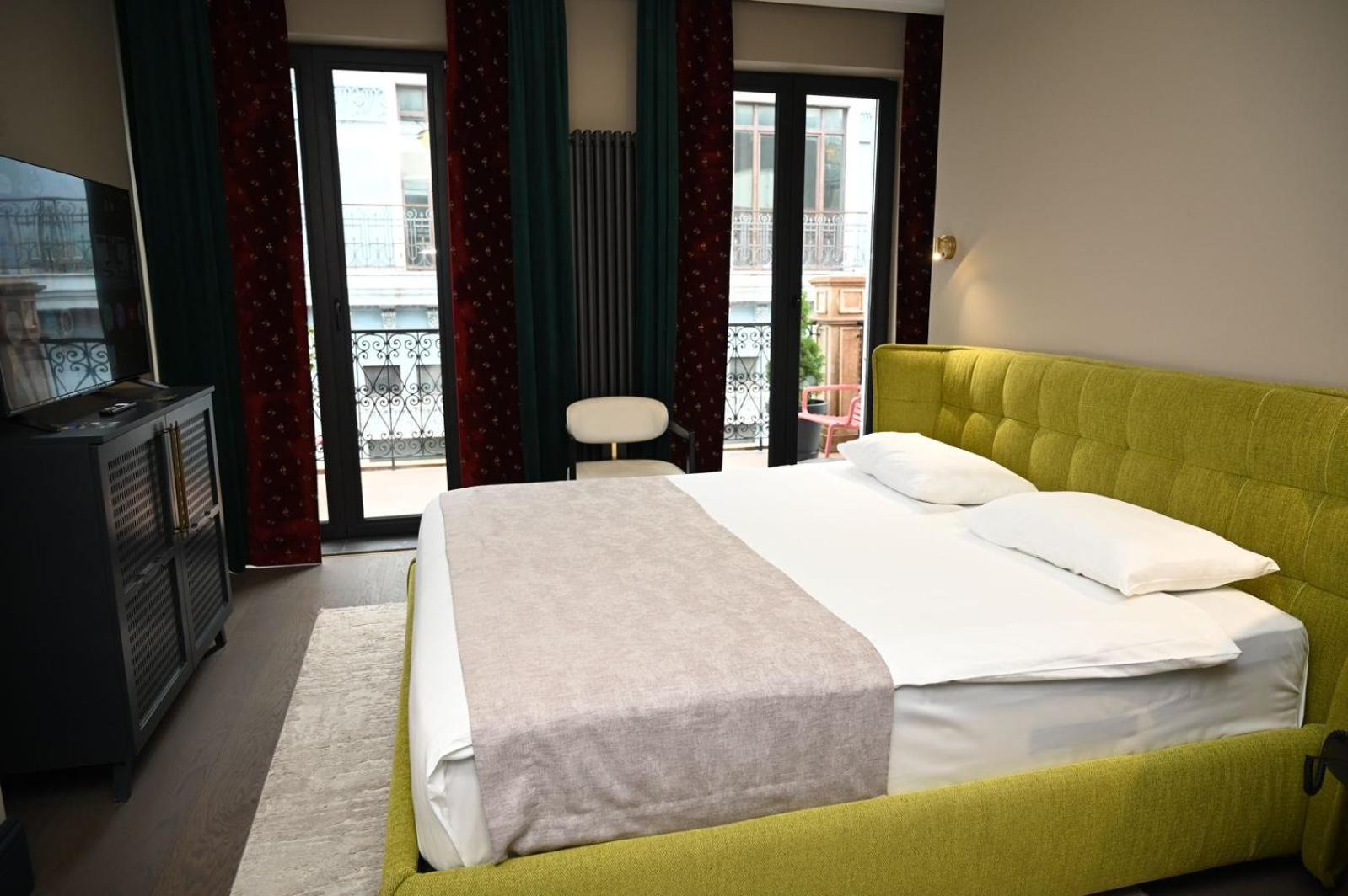 Hotel Retro バトゥーミ エクステリア 写真